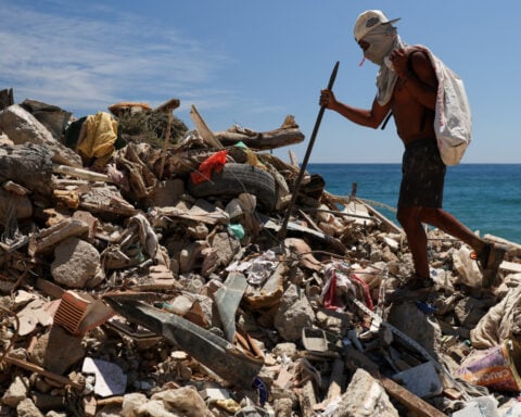Venezuelan volunteers dig graves for quake victims as US defends government relief effort