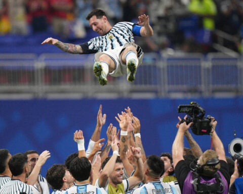 Lionel Messi leads Argentina to 3-2 comeback victory over Egypt and spot in World Cup quarterfinals