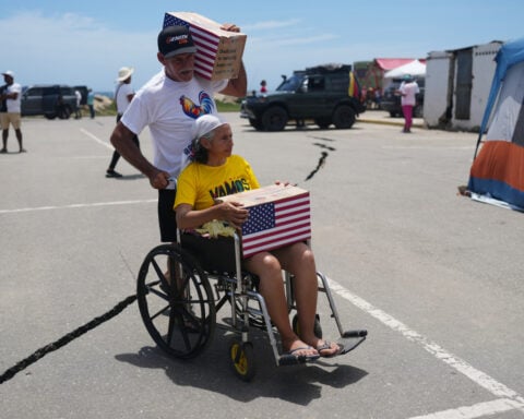 On La Guaira’s beaches, Venezuela quake survivors improvise showers and toilets amid water shortages