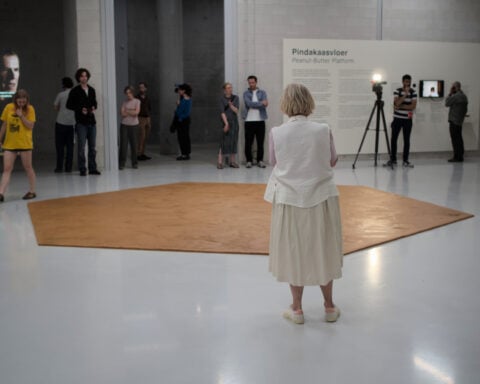 Museum honors a late artist by covering its floor in enough peanut butter to make 15,000 sandwiches