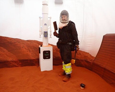 Sick of Earth? NASA is recruiting volunteers for a yearlong Moon and Mars simulation