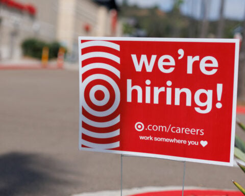 US weekly jobless claims fall as labor market conditions remain stable