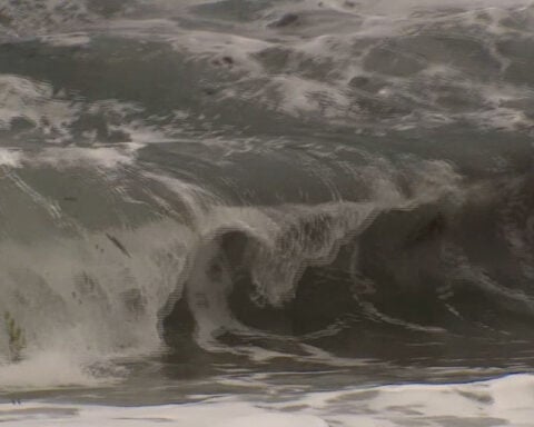 Lifeguards warn of hazardous surf at California beaches, announce free life jacket stations