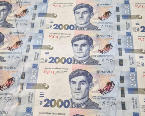 Ukraine unveils new 2,000 hryvnia bill as war drives demand for cash