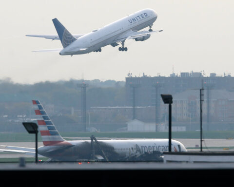 FAA extends flight cuts at Chicago O'Hare for another year