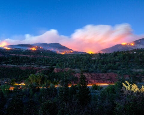 Crash of a helicopter helping to fight a Colorado wildfire leaves the pilot dead