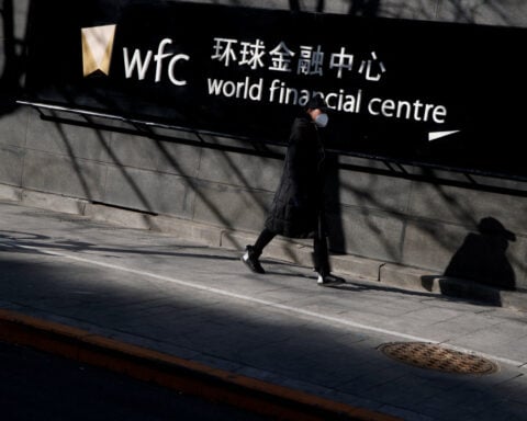 China tells some banks not to re-discount bills at rates below 0.5%, sources say