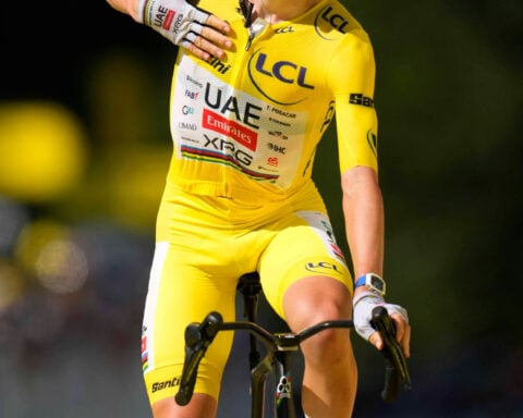Pogačar powers to 3rd stage victory to demoralize rivals and extend Tour de France lead