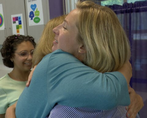 Teacher donates kidney to help student's mother move up donor list