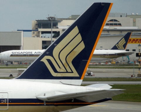 Airlines resume some Middle East flights but disruption continues
