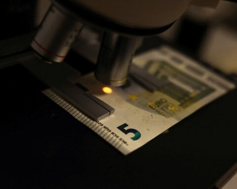 Euro zone yields rise, gap between German and US borrowing costs smallest in a month