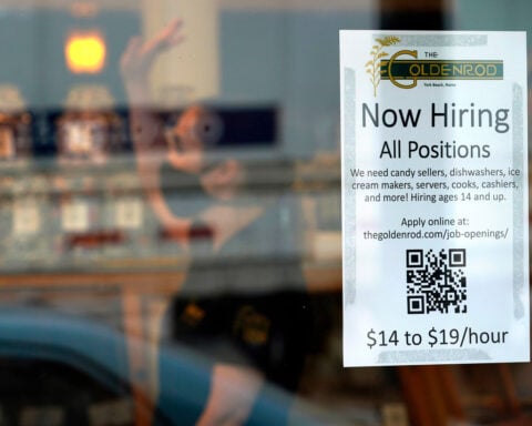 US weekly unemployment claims fall to 208,000, fewest in 10 weeks