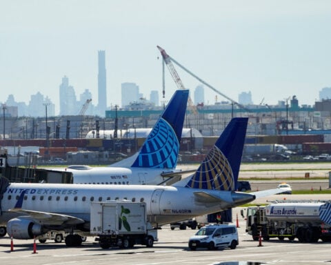 United sees little demand hit from higher fares, expects pricing gains to hold