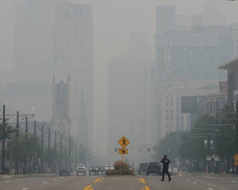 Wildfire smoke makes air unhealthy from the US Midwest to East Coast. Officials say stay inside