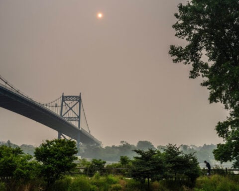 Wildfire smoke makes air unhealthy from the US Midwest to East Coast. Officials say stay inside