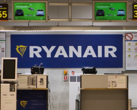 US investigators lead probe into Ryanair flight where man was partly sucked out of broken window