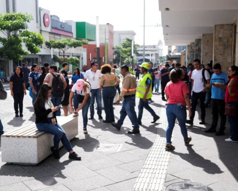 Strong quake off Mexican coast rattles Guatemala and El Salvador, but leaves no damage