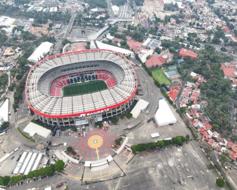 Soccer-The economic goal that never came: World Cup falls short of boosting Mexico