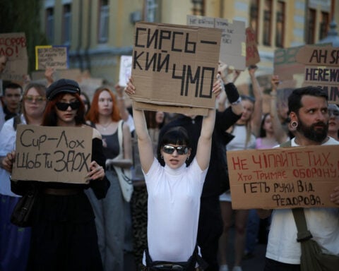 Ukrainians protest for second day, call to replace army chief