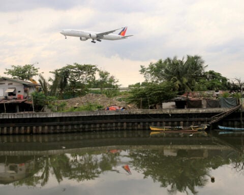 Philippine Airlines signs for 15 Boeing 787s, with rights for five more