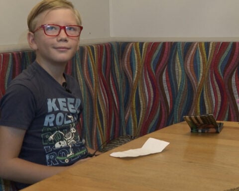 9-year-old boy calmly alerts grandmother to bank robbery