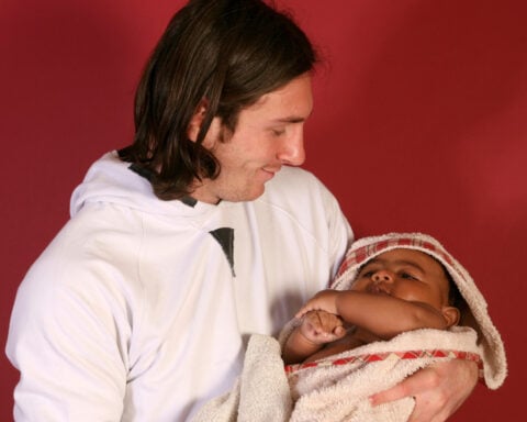 Topps to release a trading card of the photo of a young Messi holding infant Lamine Yamal