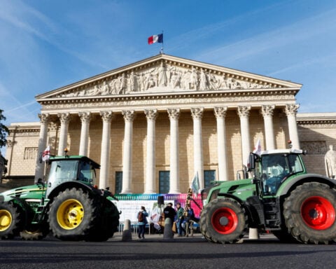 French lawmakers back farm bill despite pesticide outcry