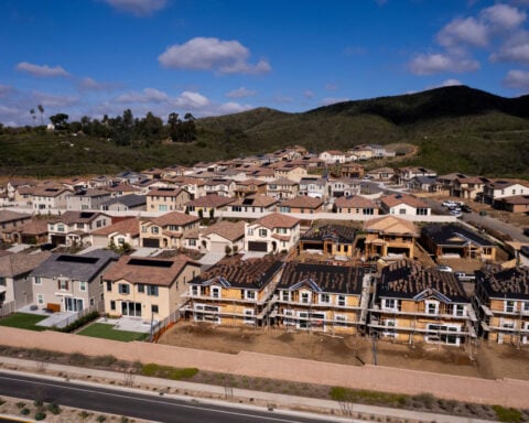 US 30-year mortgage hits 11-month high, MBA says