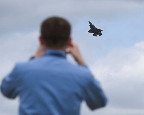 US politicians pitch aviation, space business at Farnborough Airshow
