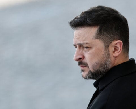 Zelenskiy speaks to US envoys, discusses weapons