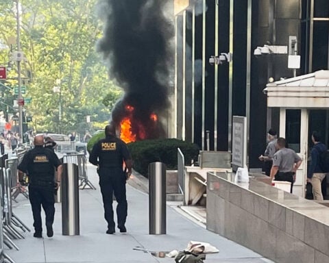 Video shows unfazed passersby during fiery attack on New York federal building by ex-soldier