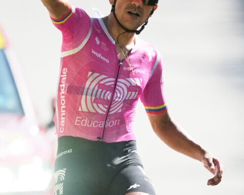 Carapaz wins stage 18 of the Tour de France with a late breakaway, Pogacar keeps overall lead