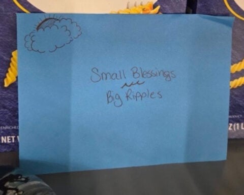 Woman anonymously hides cash envelopes to spark kindness