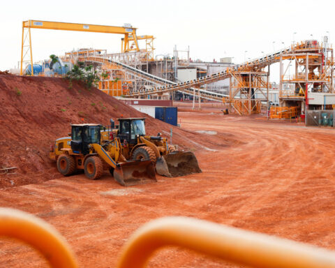 Newmont tops profit estimates on higher gold prices, sees steady output