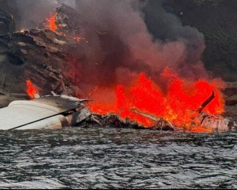 11 people rescued after seaplane crashes and burns off Washington coast