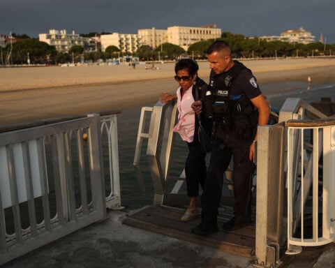 France sends boats to evacuate tourist hotspot Cap Ferret as wildfires rage