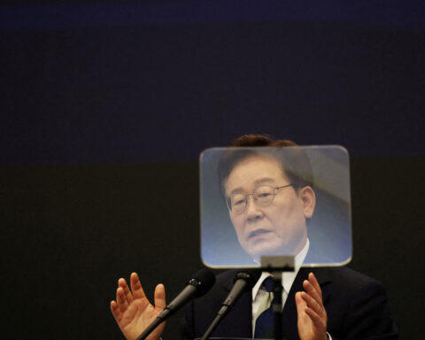 Samsung, SK Hynix to announce major chip deals with US tech companies, Seoul says