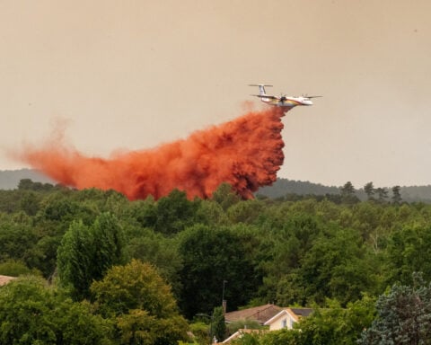 Wildfire spreads near popular French tourist town as thousands are evacuated