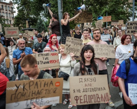 Ukrainians back ousted defence minister as political crisis brews