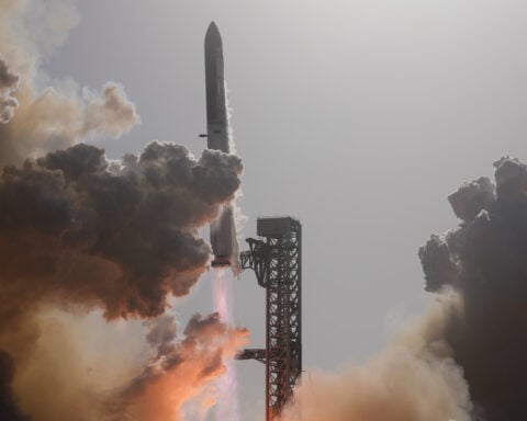 SpaceX launches Starship on another test flight, this time with the most advanced Starlinks