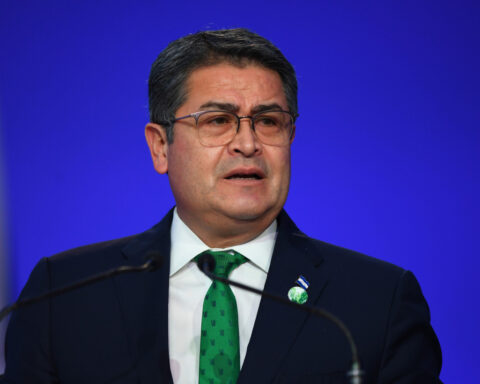 Former President Juan Orlando Hernández returns to Honduras after arrest warrant suspended