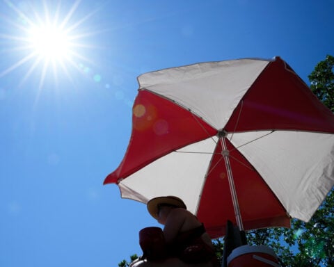 Sweltering heat wave grips central and southern US for a second straight day