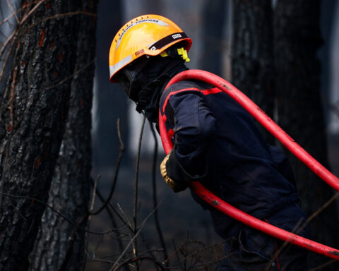 France and Spain race to curb wildfires before new heatwave arrives