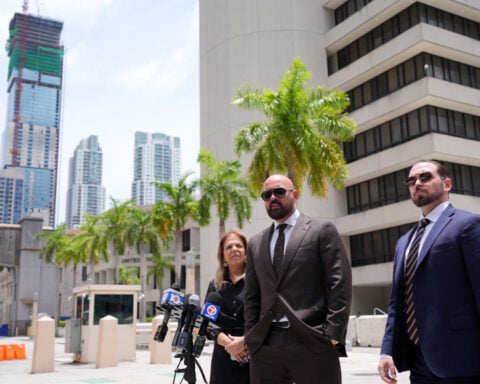 Tate brothers will remain in jail at least 2 more weeks as they fight extradition to the UK