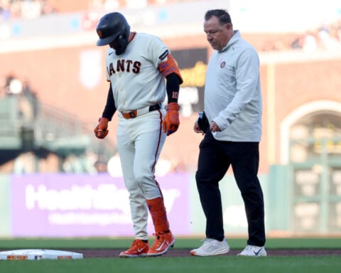 Giants 3B Casey Schmitt leaves game versus Brewers in 2nd inning due to apparent leg injury