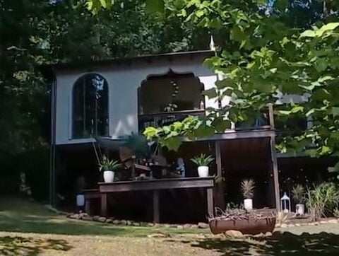 Couple’s Moroccan-themed treehouse Airbnb featured on HGTV