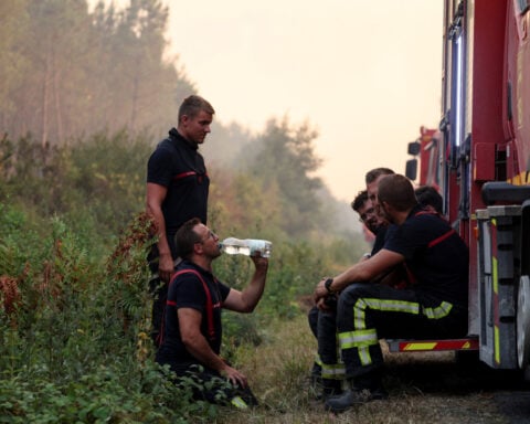 Fire crews keep blazes near Bordeaux under control as heatwave picks up