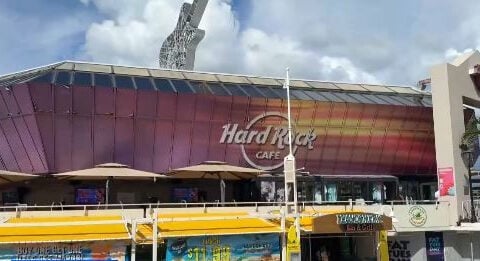 Video shows Hard Rock Café bartender attacked by man after confrontation over fruit garnish: "Face of pure anger"