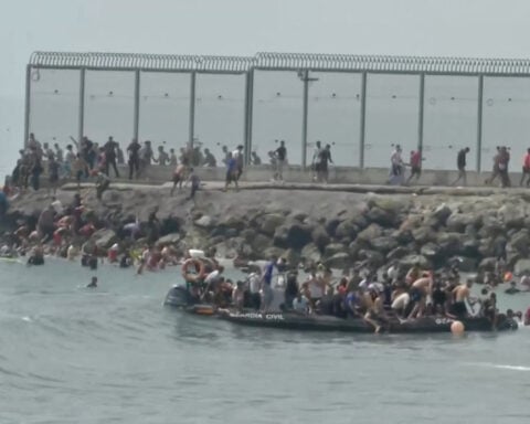 Migrants cross border into Spain's Ceuta, overwhelming police, Guardia Civil says