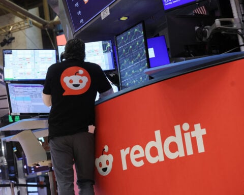 Reddit expects revenue above estimates as AI tools attract advertisers